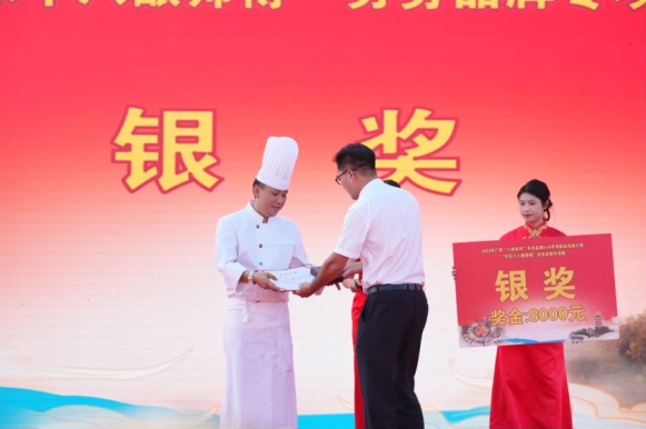 甄熠老师获奖照片.png