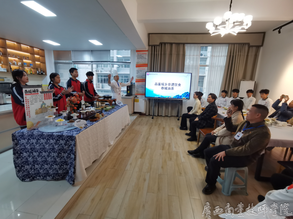 油茶协会成员现场展示恭城油茶的制作和油茶歌.png