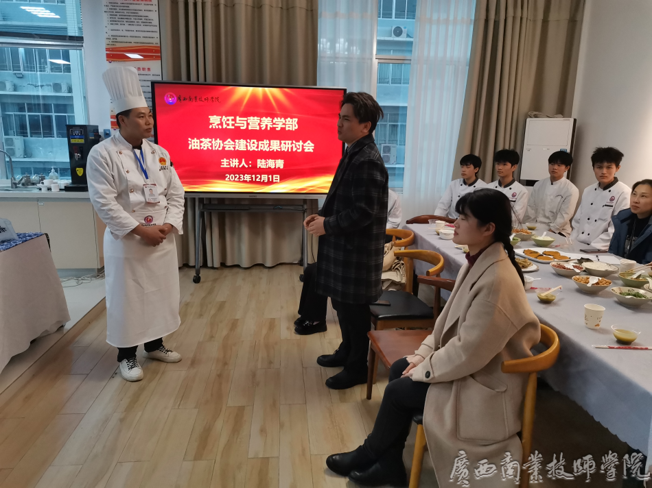 易树安老师对油茶协会唱山歌方面进行指导.png