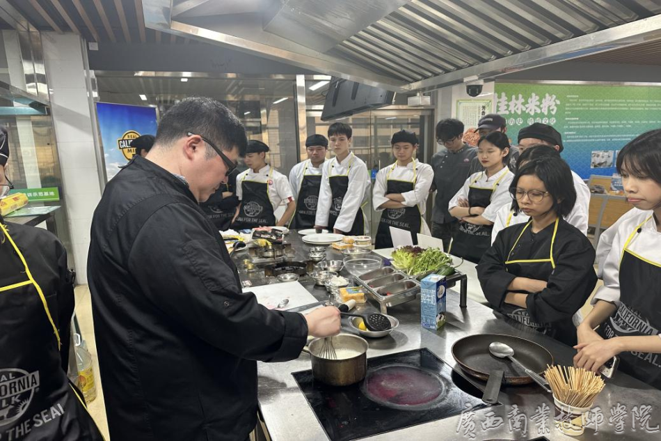 潘熠林老师教学现场图.png