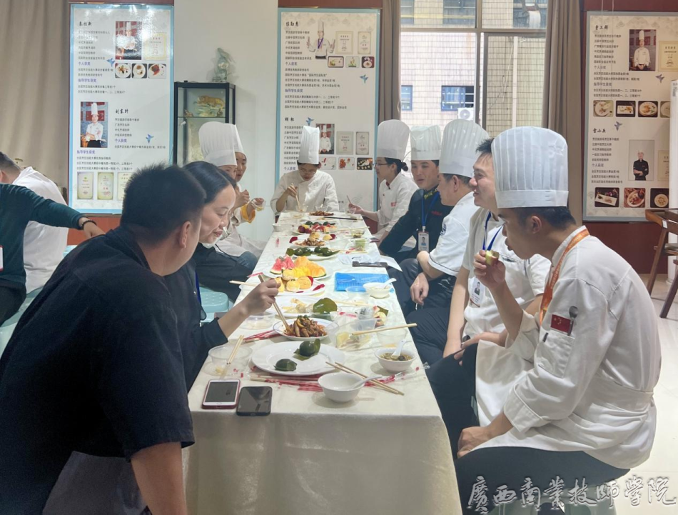 领导、老师们进行油茶品鉴与交流.png