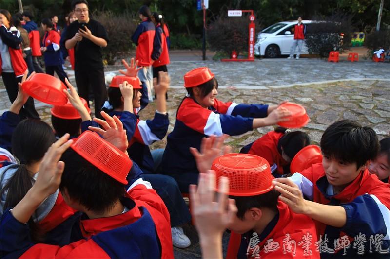 传帽子活动现场 (2).jpg